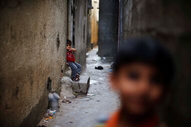 Menino no campo de refugiados de Jabalya em Gaza 