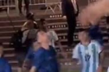 Di María cospe na direção de adeptos brasileiros em jogo envolto em polémica