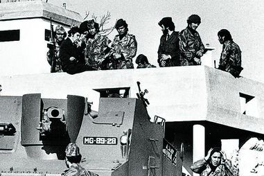 Extremistas e moderados confrontam-se em 1975