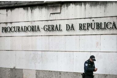 Mulher acusada de auxílio à imigração ilegal por esquema de entrada de menores angolanos