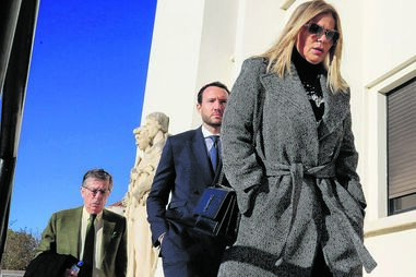 Mãe de Sara Carreira chora em tribunal