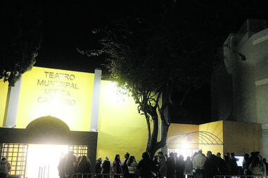 Família do teatro reunida no 'adeus' a Carlos Avilez