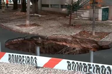 Cratera corta trânsito em rua de Algés
