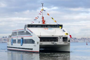 ‘Cegonha Branca’ foi o primeiro a chegar ao Tejo