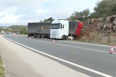 Mulher ferida num despiste de camião em São Bartolomeu de Messines
