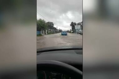 Estrada em Fernão Ferro alagada devido à chuva intensa
