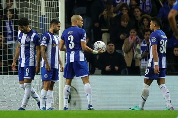 FC Porto vence Antuérpia com golos de Evanilson e Pepe e iguala