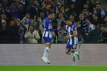 FC Porto vence Antuérpia com golos de Evanilson e Pepe e iguala