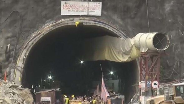 Equipas de resgate já terminaram perfuração do túnel para retirar 41 trabalhadores presos. Veja as imagens em direto
