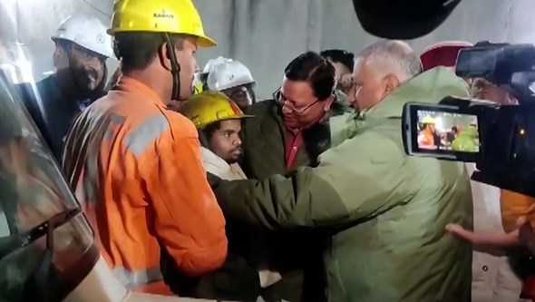 O momento em que o primeiro trabalhador foi resgatado do túnel que desabou na Índia