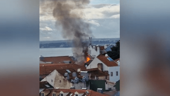 Fogo destrói prédio devoluto em Lisboa