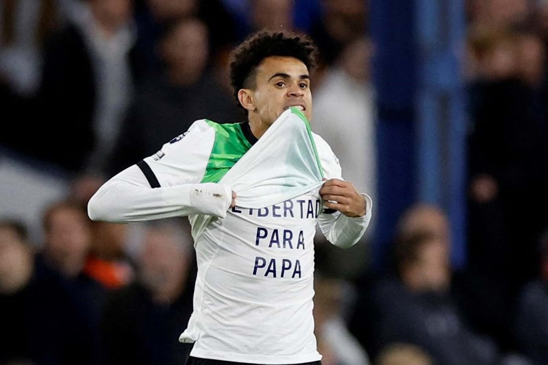 Jogador do Luton Town sofre paragem cardíaca e colapsa em campo - Futebol -  Correio da Manhã