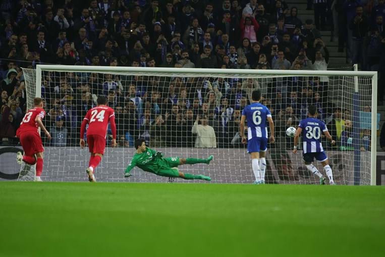 FC Porto vence Antuérpia com golos de Evanilson e Pepe e iguala