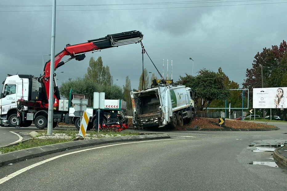 Viatura de transporte de resíduos sólidos despista-se em Águeda