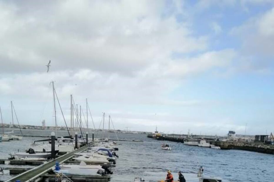 Jovem de 25 anos cai de embarcação no canal de Mira em Aveiro