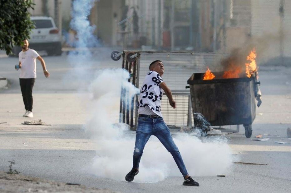 Confrontos entre manifestantes e as tropas israelitas na Cisjordânia