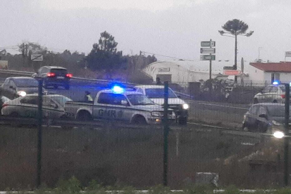 Mau tempo provoca acidente entre dois carros da GNR
