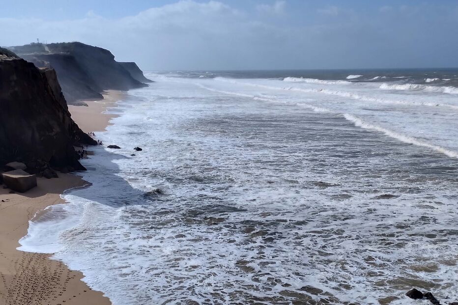 Dois náufragos dão à costa em paragem cardiorrespiratória na praia em Santa Cruz