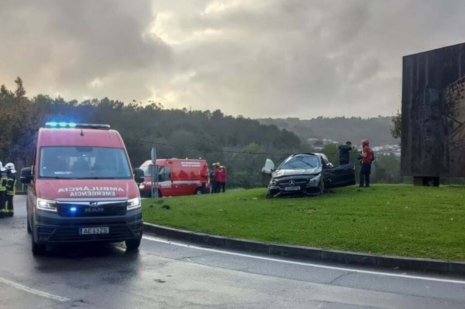Imagens do acidente junto à rotunda Padre Himalaya, Arcos de Valdevez	