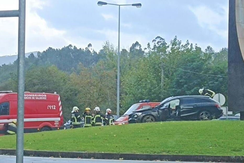Imagens do acidente junto à rotunda Padre Himalaya, Arcos de Valdevez	