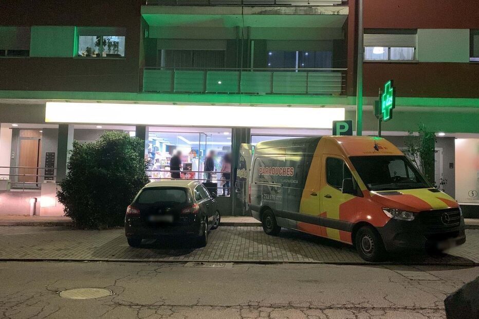 Dupla parte vidro de porta de farmácia e rouba 500 euros da caixa registadora em Vila Nova de Famalicão