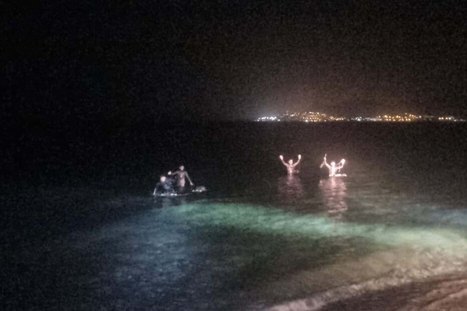 Polícia Marítima resgate migrantes na Grécia
