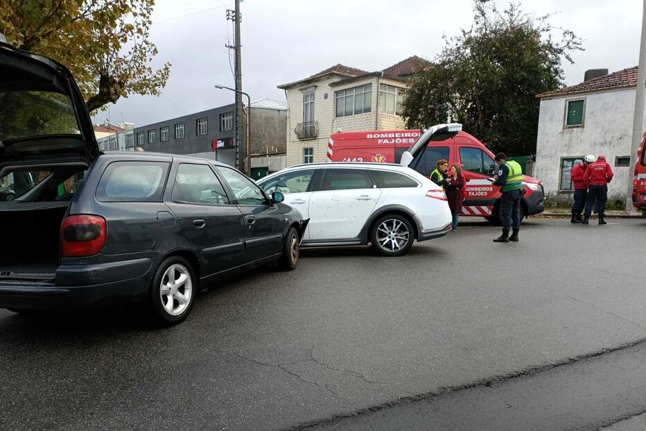 Colisão entre dois carros em Oliveira de Azeméis