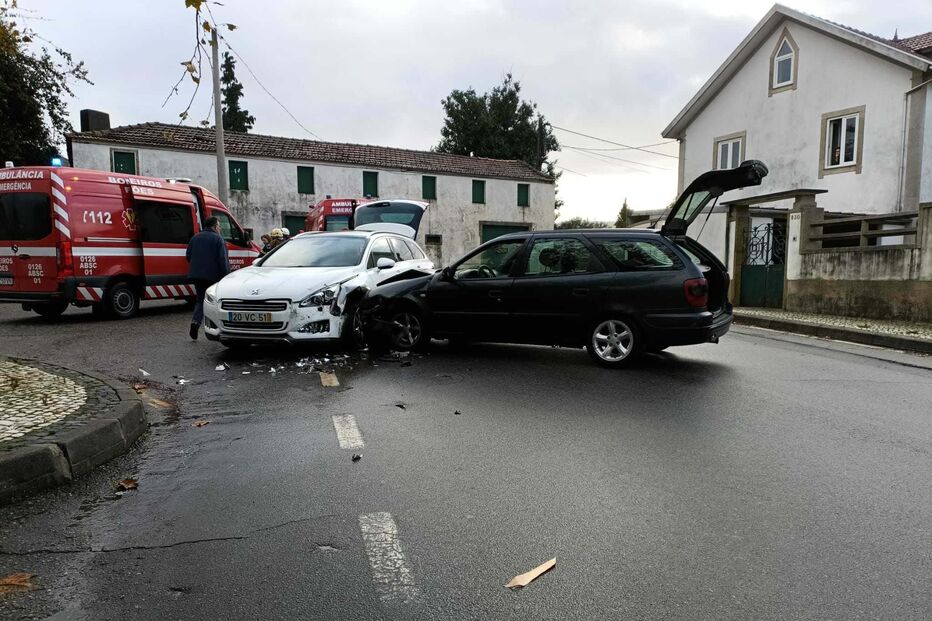 Colisão entre dois carros em Oliveira de Azeméis