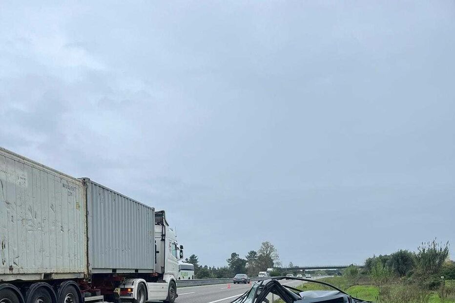 Colisão rodoviária na A1 junto à saída para a Mealhada