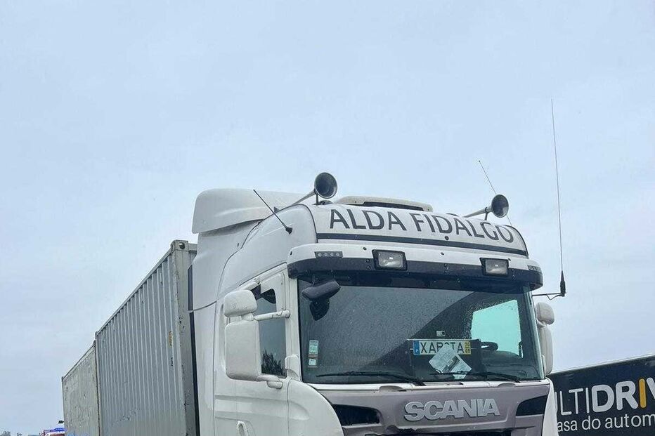 Colisão rodoviária na A1 junto à saída para a Mealhada