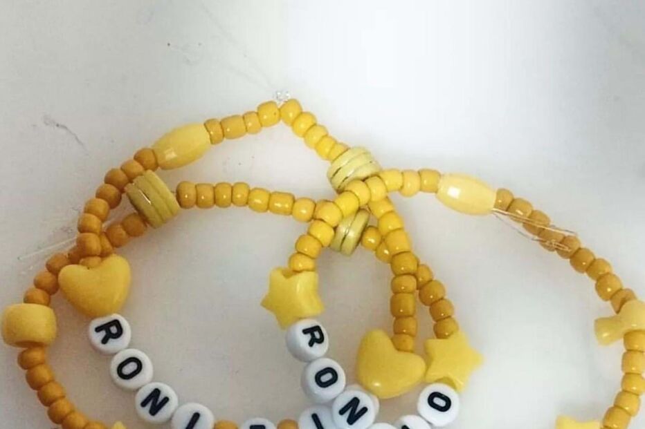 Pulseiras com o nome de Roni Eshel 