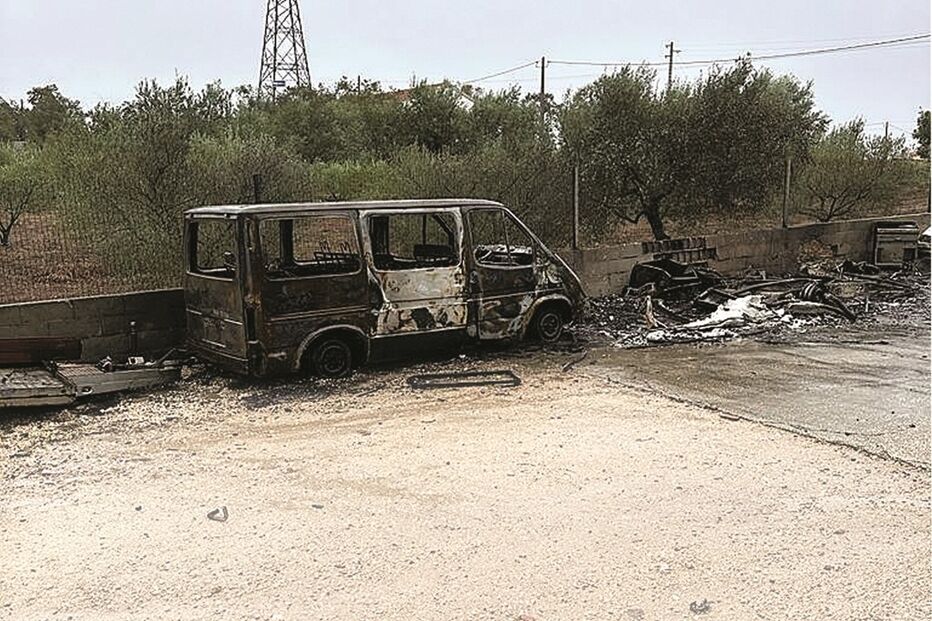 Incêndio foi ateado numa caravana e alastrou aos carros que estavam nas proximidades e ao estaleiro, atingindo ainda um cão