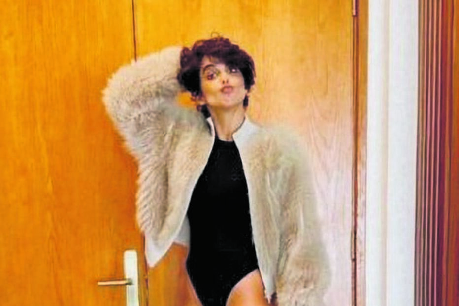 Sara Matos mostra total confiança na sua imagem e surpreendeu ao surgir com vários looks, um deles um  body e botas de cano alto