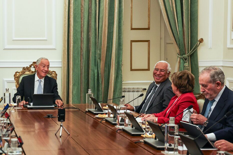 Marcelo à cabeceira e Costa ao lado da provedora de Justiça, Maria Lúcia Amaral