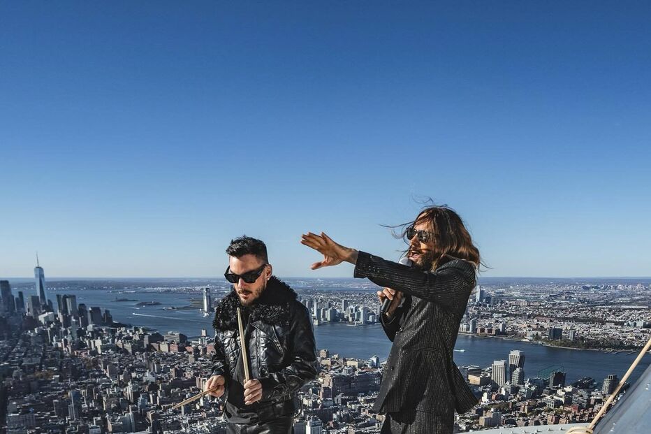 Jared Leto com o irmão Shannon no topo do Empire State Building