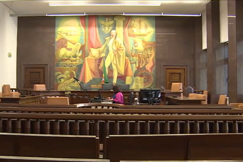 Agressor atira garfos e facas à mulher e incendeia a casa em Aveiro