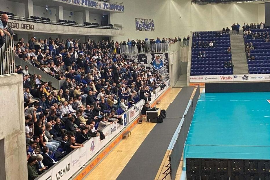 Cenas de pancadaria na AG do FC Porto