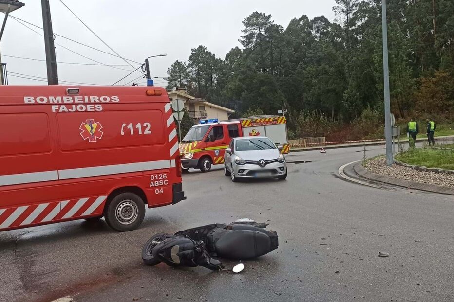 Colisão entre mota e carro faz um ferido em Oliveira de Azeméis
