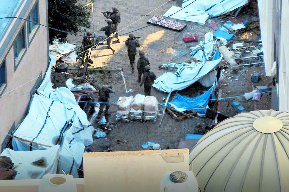 Tropas israelitas no interior do complexo hospitalar