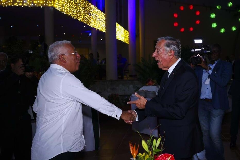 António Costa e Marcelo Rebelo de Sousa cumprimentam-se durante um jantar em Bissau