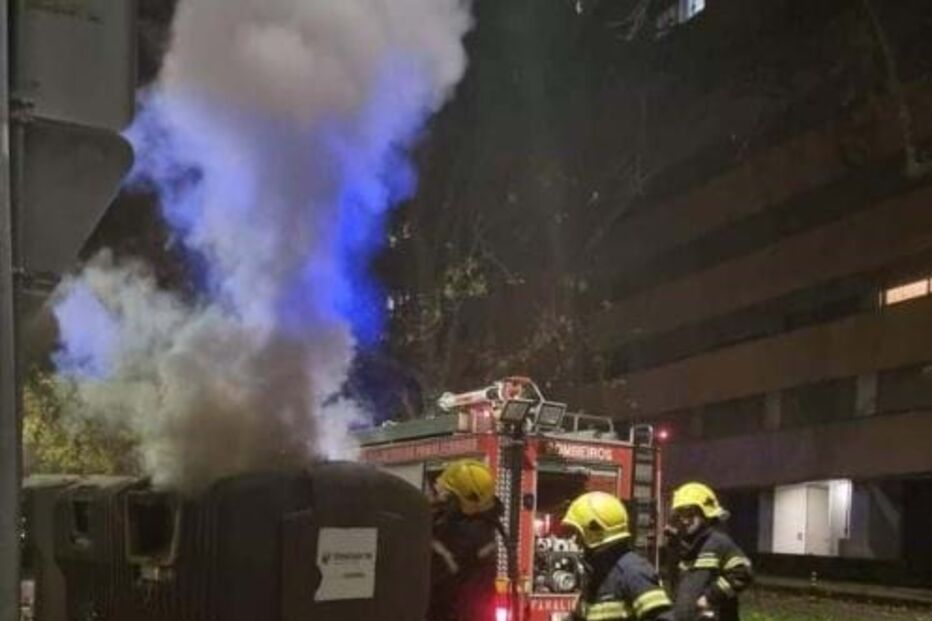 Bombeiros combatem chamas em ecoponto junto à Estação de Caminhos de Ferro