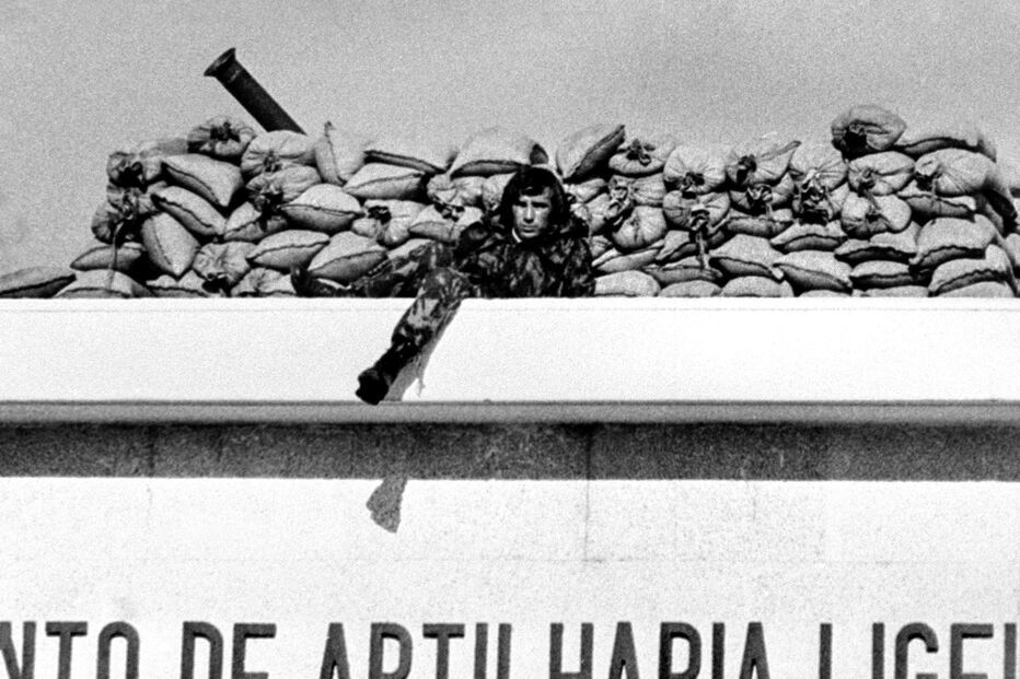 Soldado barricado no RALIS, em Lisboa, no dia 25 de Novembro de 1975