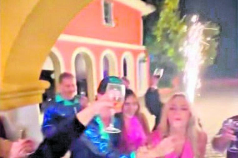 Pedro Miguel Ramos brinda com família na hora de cantar os parabéns