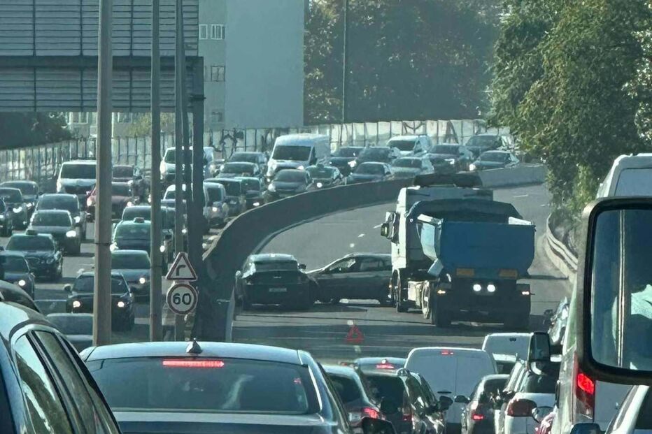 Colisão entre dois carros e camião bloqueia 2ª Circular 