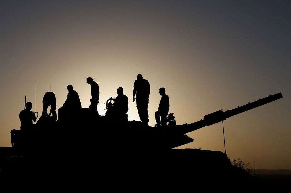 Soldados israelitas em cima de um tanque