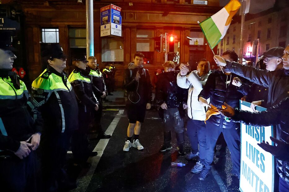 Cinco pessoas, incluindo três crianças, esfaqueadas junto a escola em Dublin 