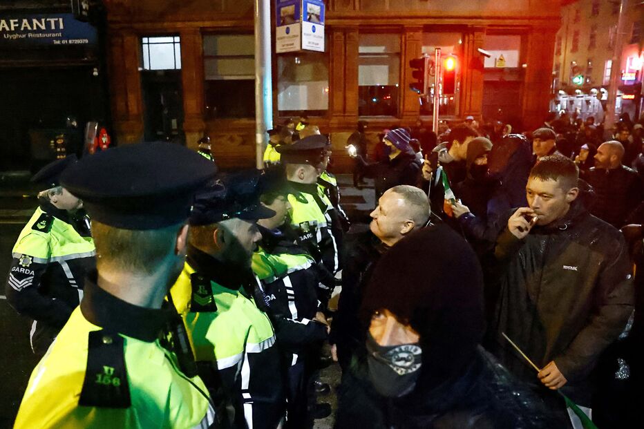 Cinco pessoas, incluindo três crianças, esfaqueadas junto a escola em Dublin 