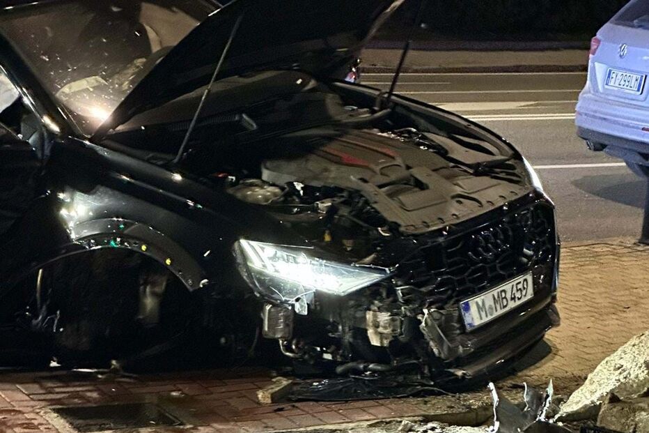 Jogador Balotelli sofre acidente de carro