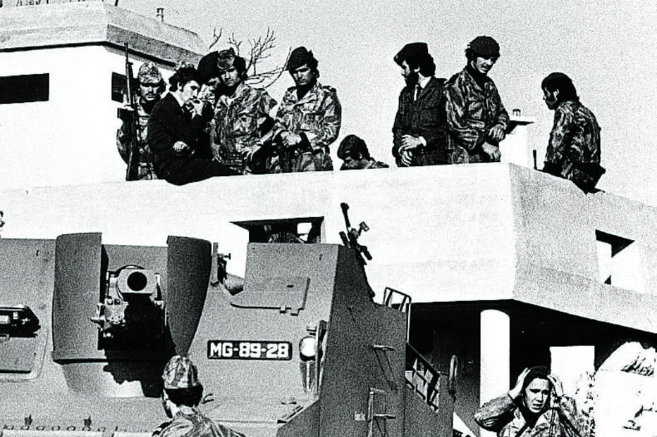 Extremistas e moderados confrontam-se em 1975