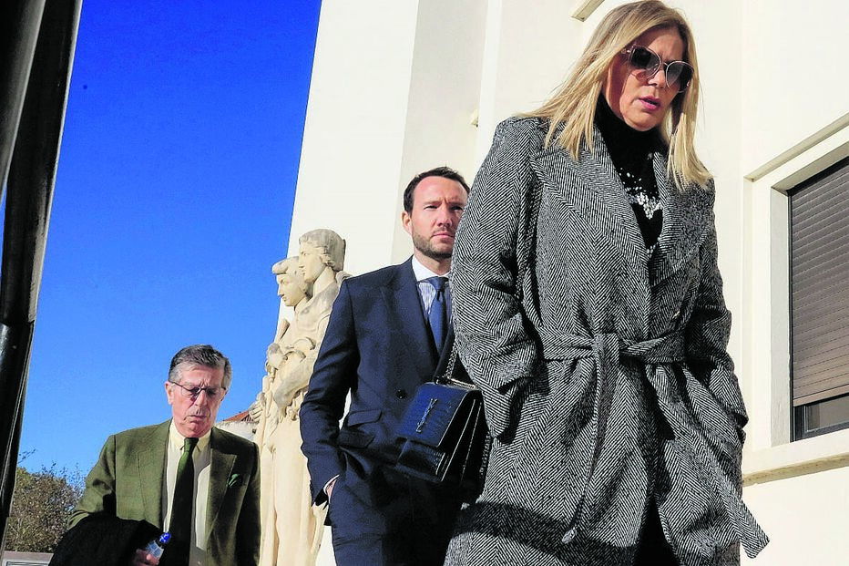 Mãe de Sara Carreira chora em tribunal